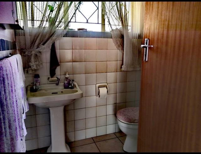 4 BEDROOM APARTMENT FOR SALE IN VAN RIEBEECK PARK